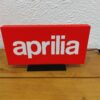 2025/11/1000004900-scaled.jpg Logo LED 3D APRILIA – Enseigne / Emblème / Lampe / Veilleuse Lumineux Fan Art