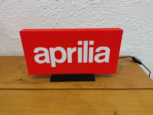 2025/11/1000004900-scaled.jpg Logo LED 3D APRILIA – Enseigne / Emblème / Lampe / Veilleuse Lumineux Fan Art