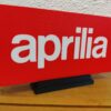 2025/11/1000004901-scaled.jpg Logo LED 3D APRILIA – Enseigne / Emblème / Lampe / Veilleuse Lumineux Fan Art