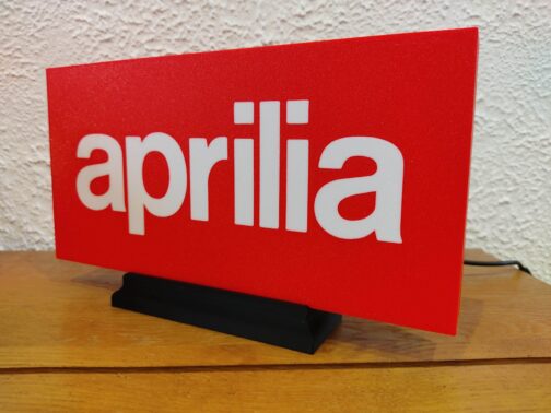 2025/11/1000004902-scaled.jpg Logo LED 3D APRILIA – Enseigne / Emblème / Lampe / Veilleuse Lumineux Fan Art