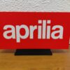2025/11/1000004903-scaled.jpg Logo LED 3D APRILIA – Enseigne / Emblème / Lampe / Veilleuse Lumineux Fan Art