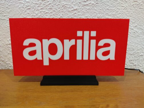 2025/11/1000004903-scaled.jpg Logo LED 3D APRILIA – Enseigne / Emblème / Lampe / Veilleuse Lumineux Fan Art