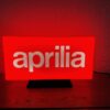 2025/11/1000004904-scaled.jpg Logo LED 3D APRILIA – Enseigne / Emblème / Lampe / Veilleuse Lumineux Fan Art