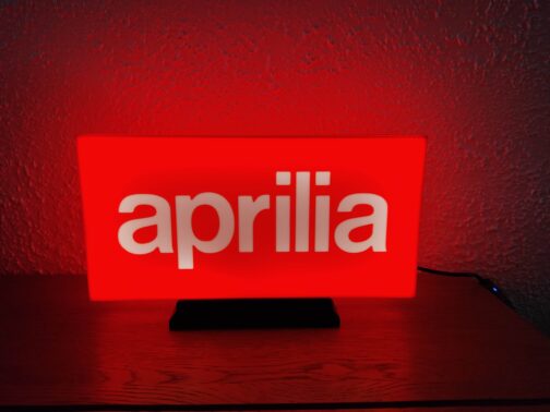 2025/11/1000004904-scaled.jpg Logo LED 3D APRILIA – Enseigne / Emblème / Lampe / Veilleuse Lumineux Fan Art