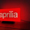 2025/11/1000004905-scaled.jpg Logo LED 3D APRILIA – Enseigne / Emblème / Lampe / Veilleuse Lumineux Fan Art