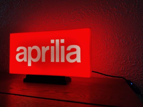 2025/11/1000004905-scaled.jpg Logo LED 3D APRILIA – Enseigne / Emblème / Lampe / Veilleuse Lumineux Fan Art