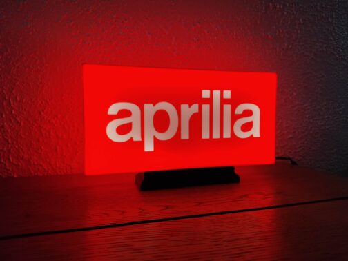 2025/11/1000004906-scaled.jpg Logo LED 3D APRILIA – Enseigne / Emblème / Lampe / Veilleuse Lumineux Fan Art