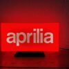2025/11/1000004907-scaled.jpg Logo LED 3D APRILIA – Enseigne / Emblème / Lampe / Veilleuse Lumineux Fan Art